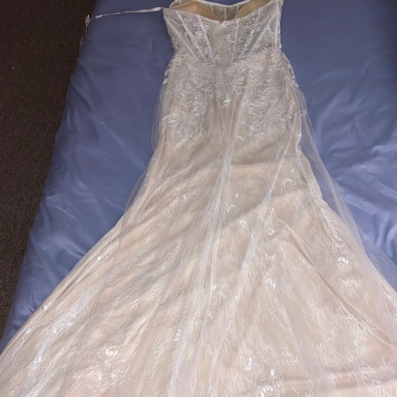 Wedding dress (subtle mermaid style) - Picture 5 of 7